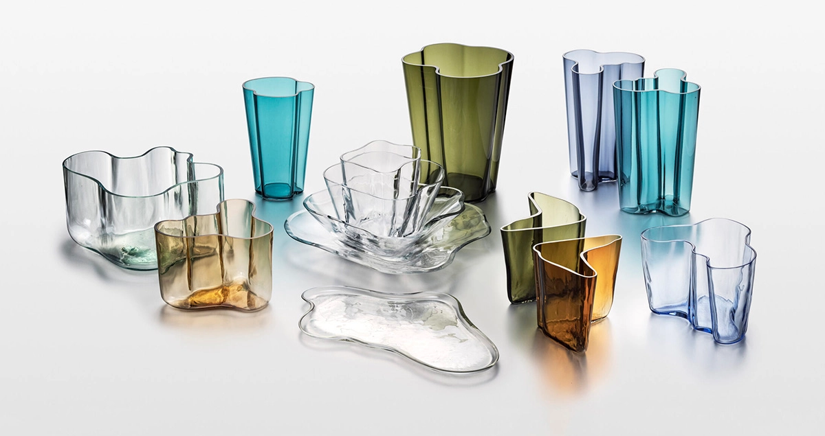 Iittala Stars of Finnish Glass exhibition overview showing 450 glass ceramics porcelain pieces at Bunkamura Museum