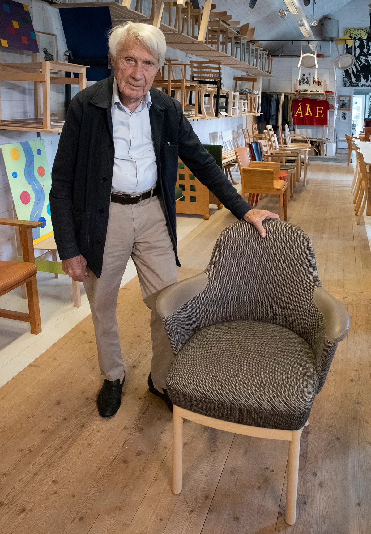 Åke Axelsson explain the specialized features of the UN Chair Zen developed to meet the United Nations' specific requirements