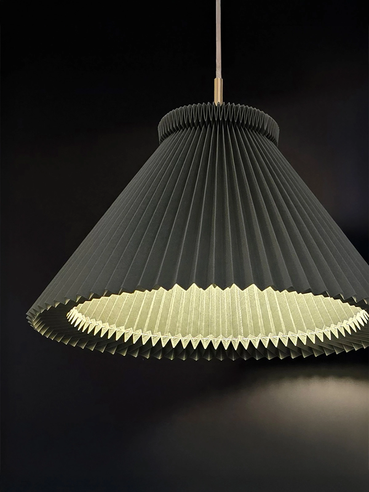 Klassisk Le Klint 1-30 i Moss Green, handvikt pappersskärm för optimal ljusspridning