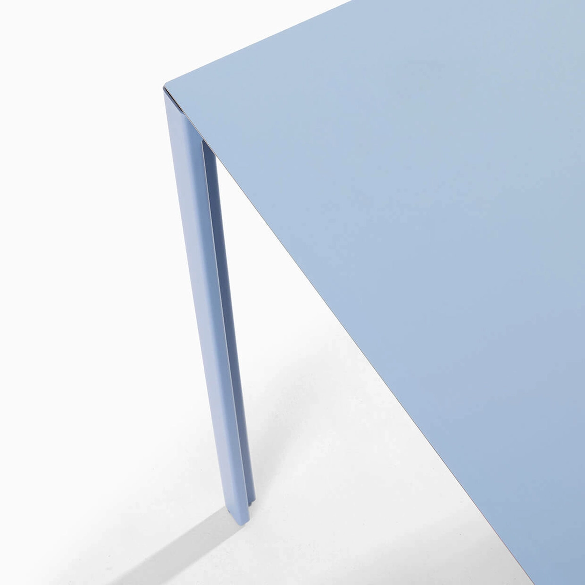 Close-up of Sarek's innovative cable management system with corner cover for clean aesthetics