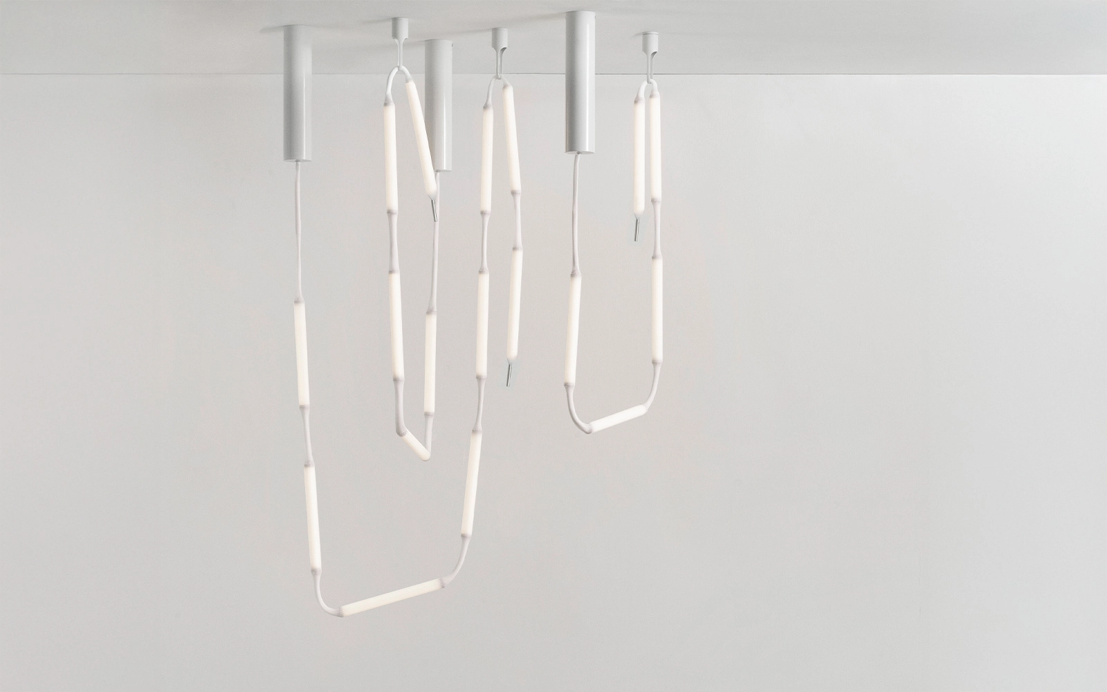 Side profile of Normann Copenhagen's Reb Lamp showing the linear arrangement of light modules designed by Verena Hennig of AKTTEM.